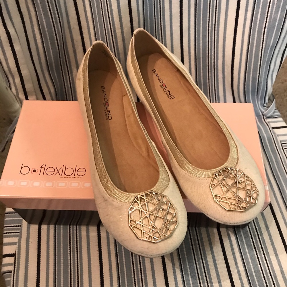 NIB b flexible pair of ballet slip ons in cream